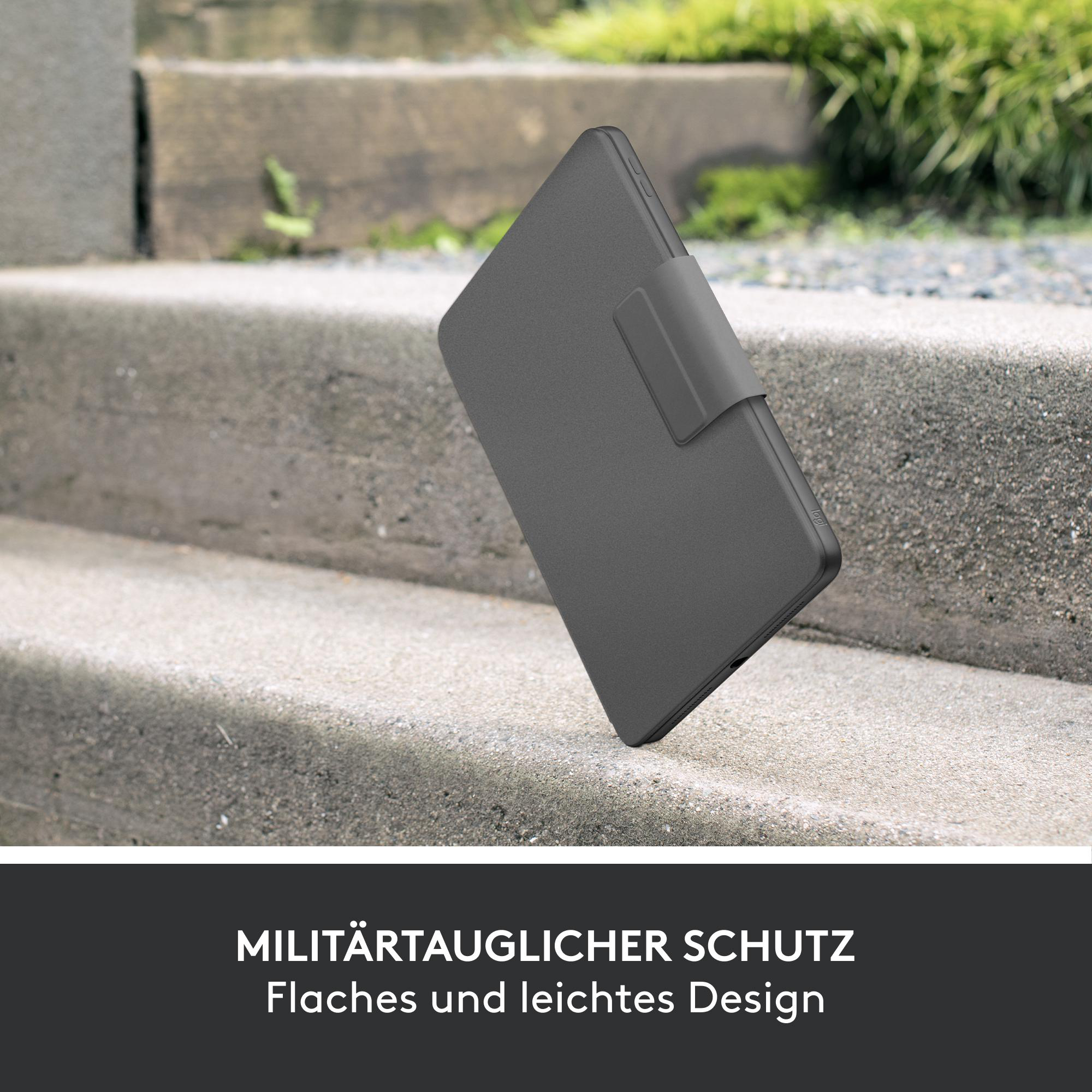 Graue Tablethülle, die an Betonstufen lehnt. Die Hülle hat einen schwarzen Riemen.