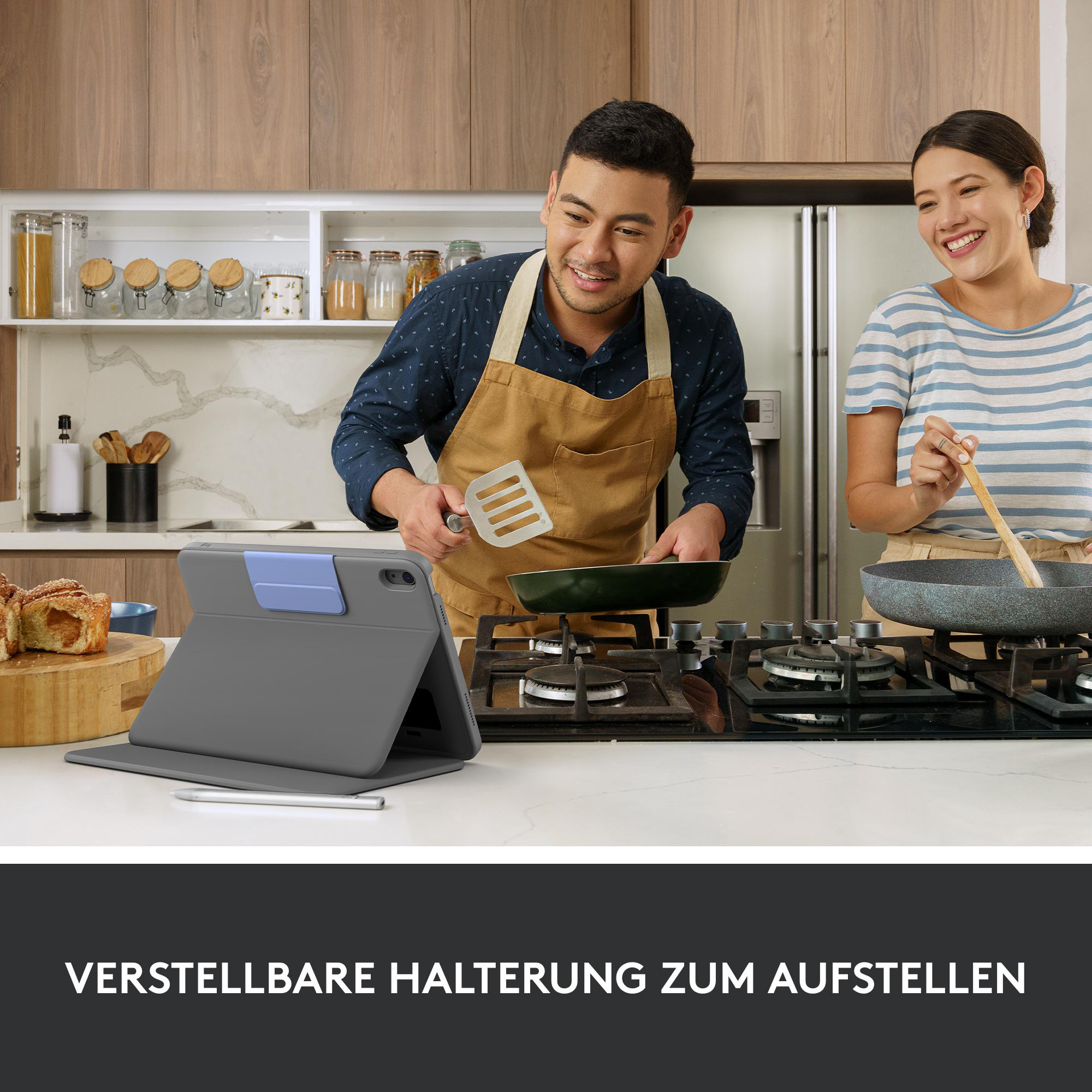 Ein Paar kocht in einer Küche mit Tablet und Text am unteren Rand.