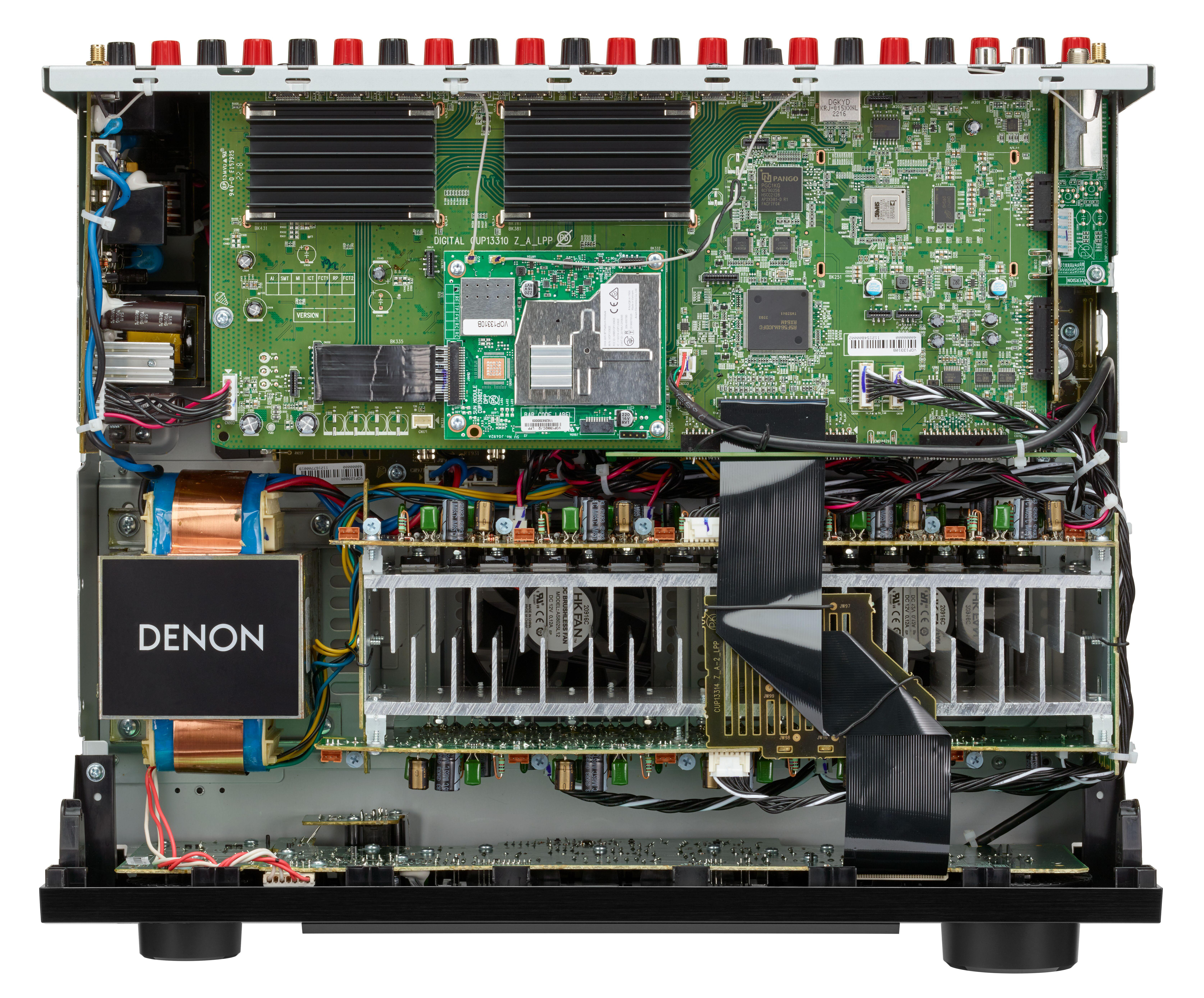 Ein geöffneter Denon-Receiver. Das Innere zeigt Schaltkreise, Drähte und Komponenten.