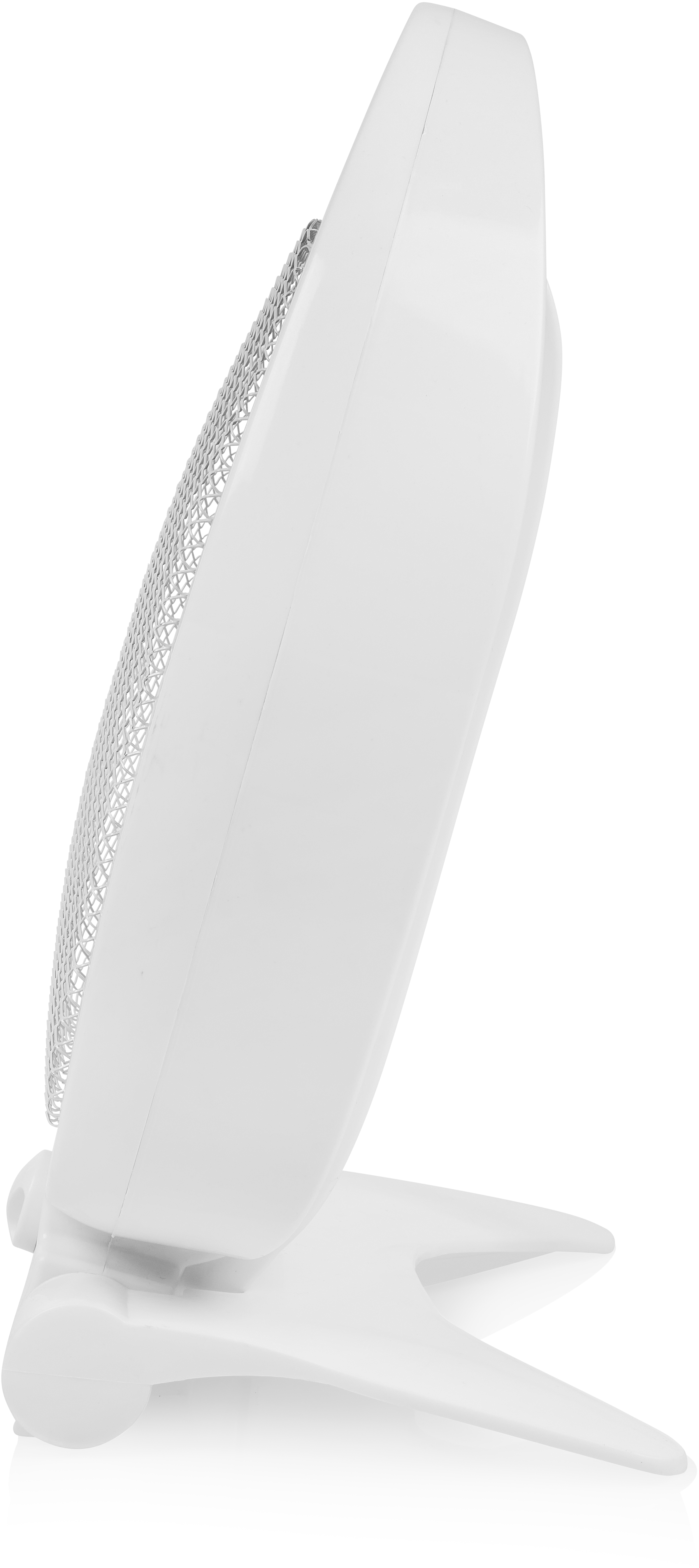 Een witte ventilator staat op een witte standaard. Hij is naar rechts gekanteld.