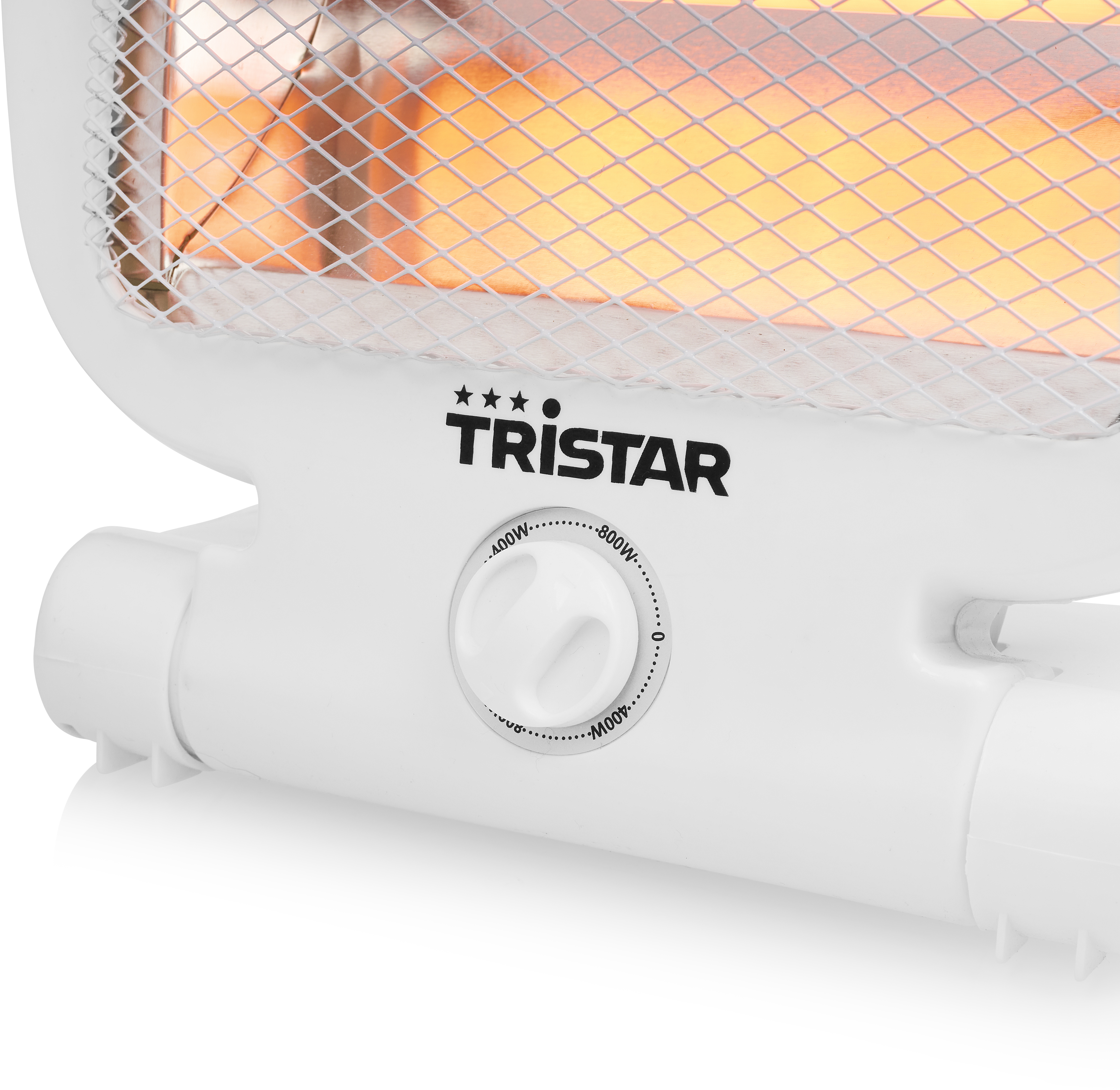 Witte elektrische kachel met een draaiknop en een draadgaas. Het heeft de naam 'TRISTAR'.