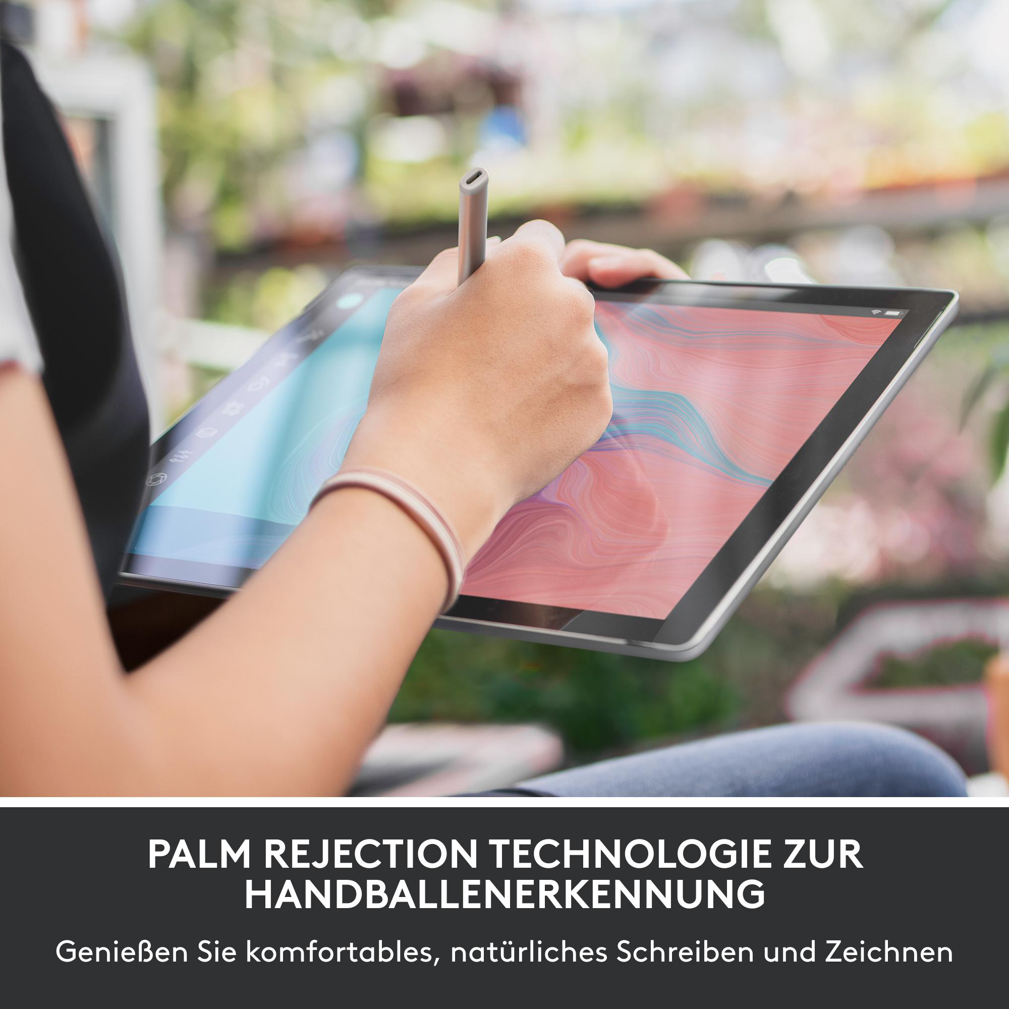Eine Person, die ein Tablet mit Stift benutzt, blaues und rotes Design auf dem Bildschirm. Der Hintergrund ist unscharf.