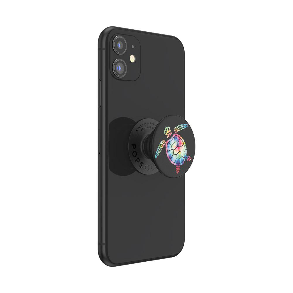 Schwarzes iPhone mit einem PopSocket mit einem bunten Meeresschildkrötendesign.
