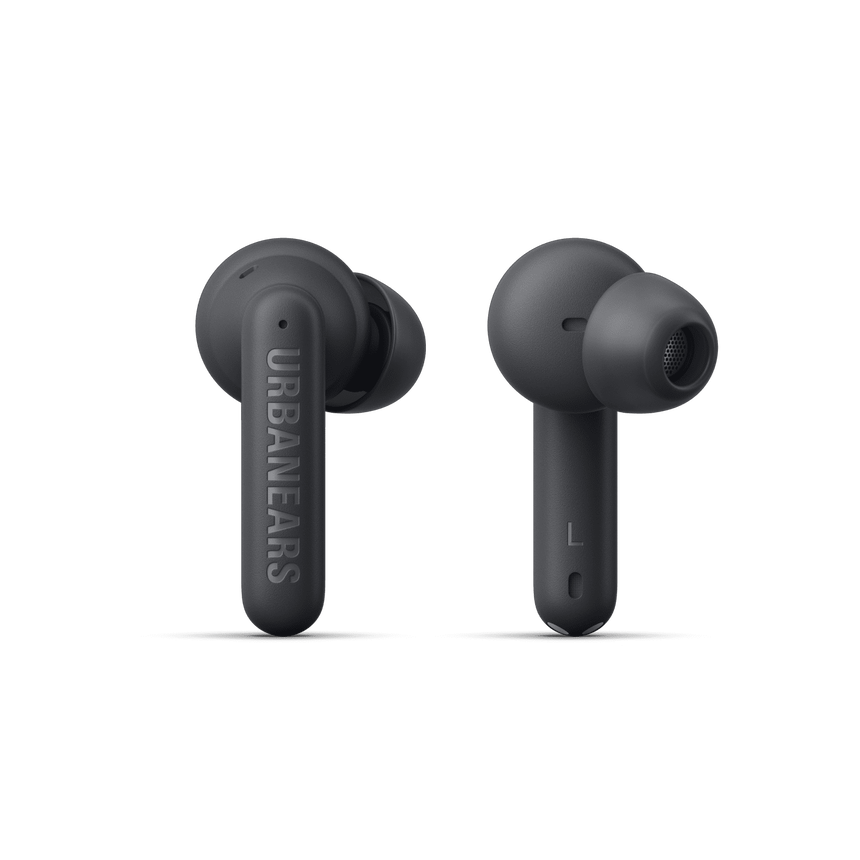 İki koyu gri Urbanears kulaklık. Birinde marka adı görünür. Siyah arka plan.