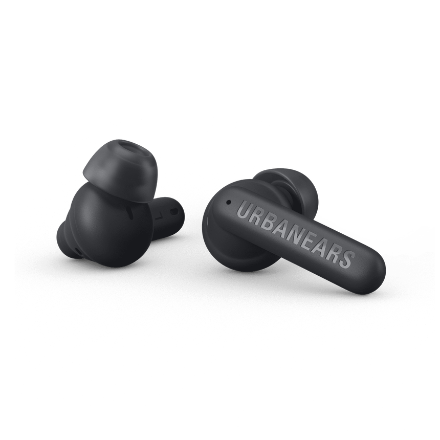 Siyah bir arka plan üzerinde iki siyah Urbanears kablosuz kulaklık.