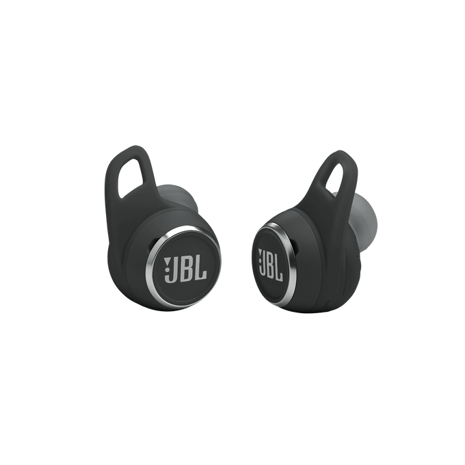 Çift siyah JBL kulaklık. Her kulaklıkta gümüş JBL logosu.