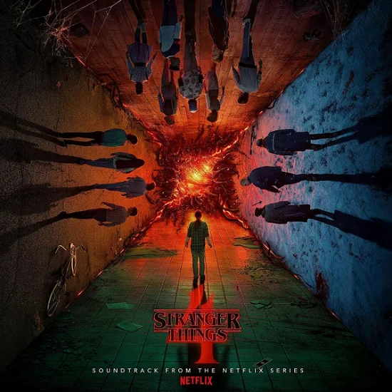 Pochette de l'album Stranger Things. Des gens à l'envers, un portail rouge et un homme marchant.