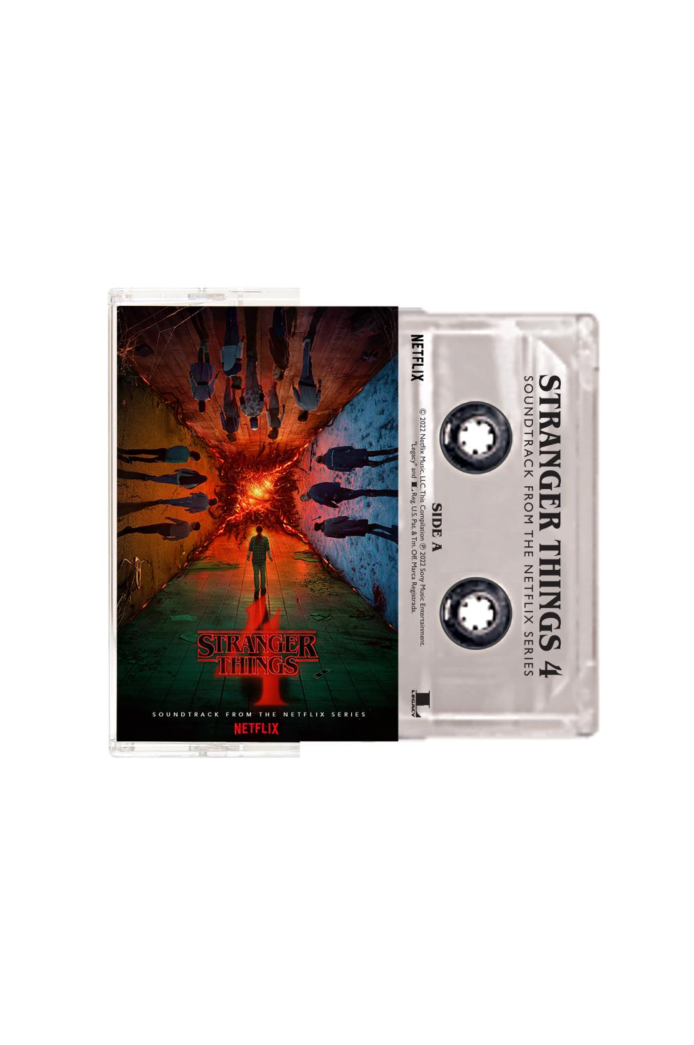 Kassettenband des Stranger Things 4-Soundtracks auf weißem Hintergrund.