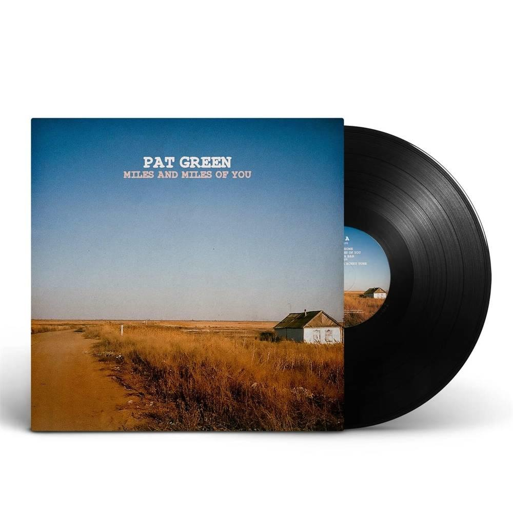 Albumcover von Pat Green's 'Miles and Miles of You'. Eine Schallplatte liegt neben dem Cover.