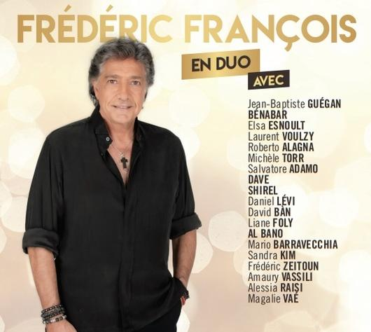 Frédéric François en chemise noire, avec les noms d'autres artistes autour de lui.