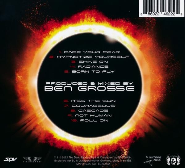 CD-Cover mit schwarzem Hintergrund und orangefarbenem Ring. Weißer Text mit Titeln und Produzentennamen.