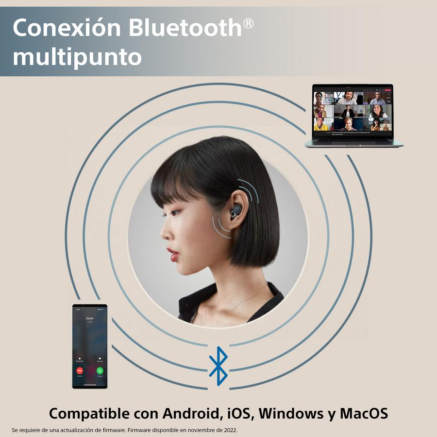 Mujer con auriculares, una pantalla de portátil que muestra una videollamada y un teléfono. Fondo azul.