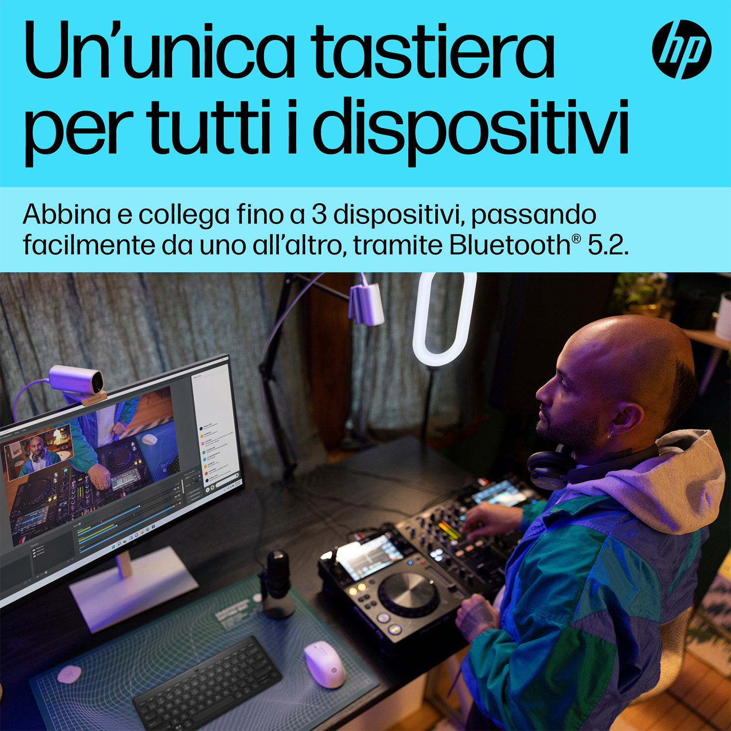 Un uomo utilizza una configurazione computer, con monitor, tastiera e apparecchiature audio. Il testo è in italiano.