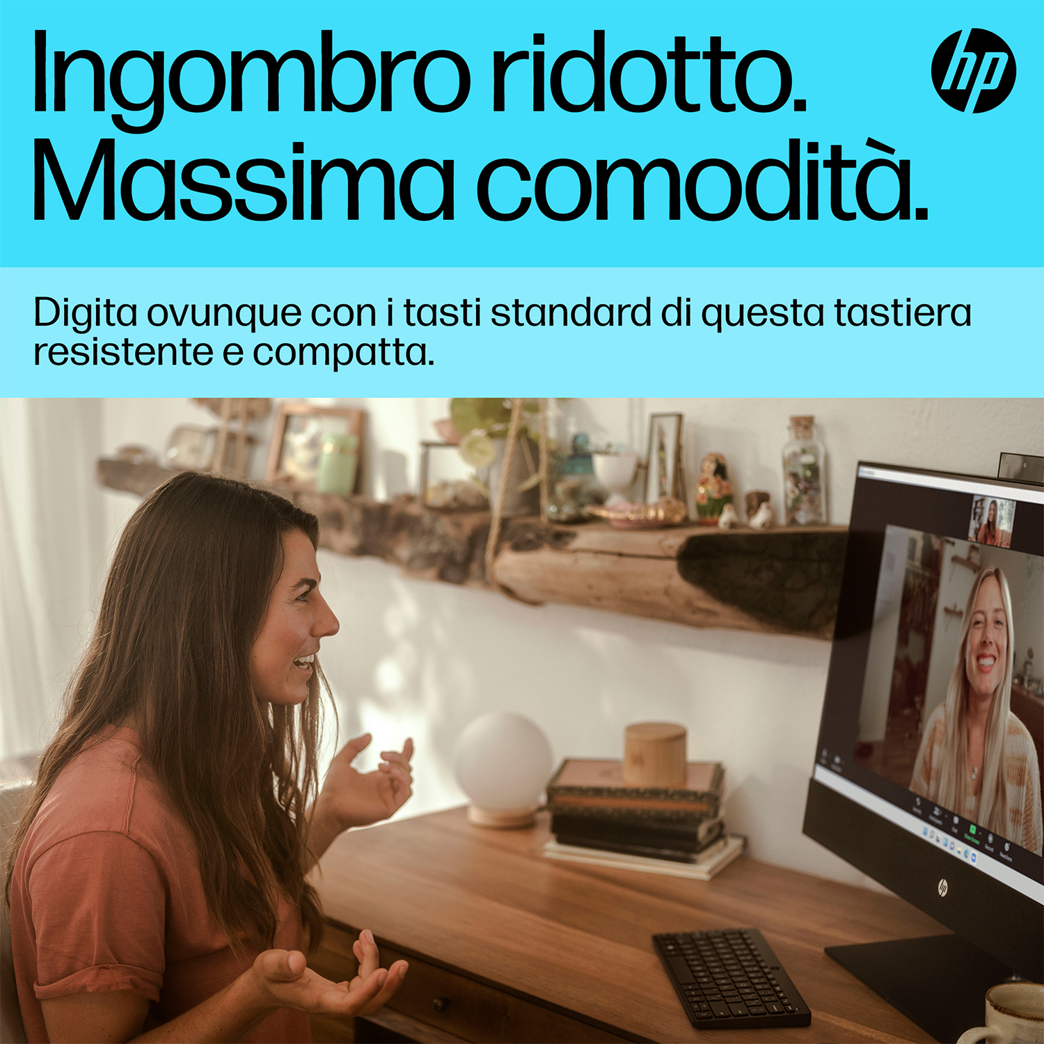 Donna in videochiamata, sorridente, con testo su tastiera compatta e design.