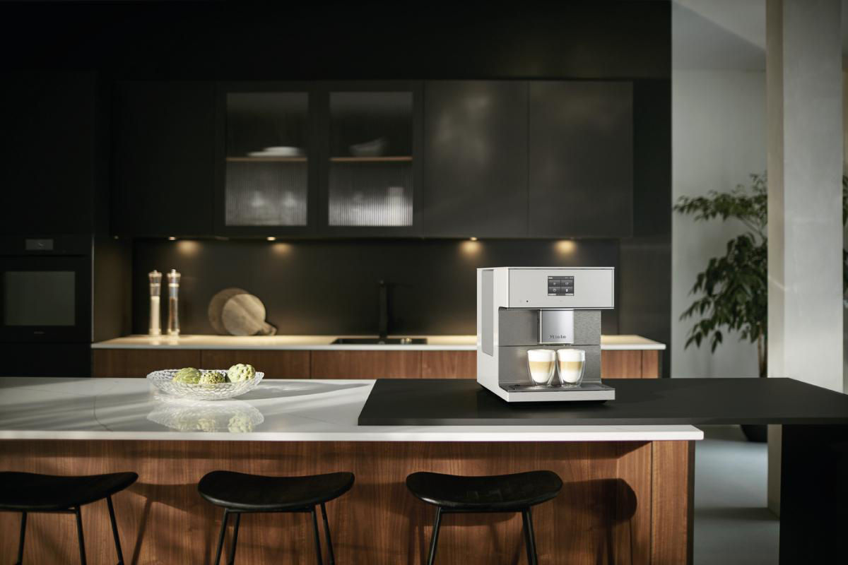 Kaffeemaschine auf einer Küchenarbeitsplatte, zwei Tassen.