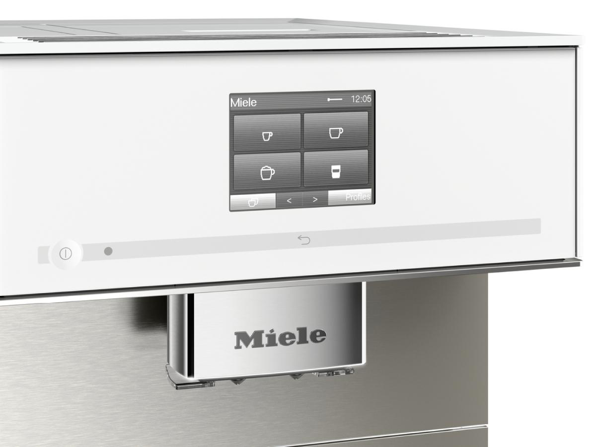 Nahaufnahme einer weißen Kaffeemaschine mit Touchscreen-Tasten und einem silbernen Auslauf.