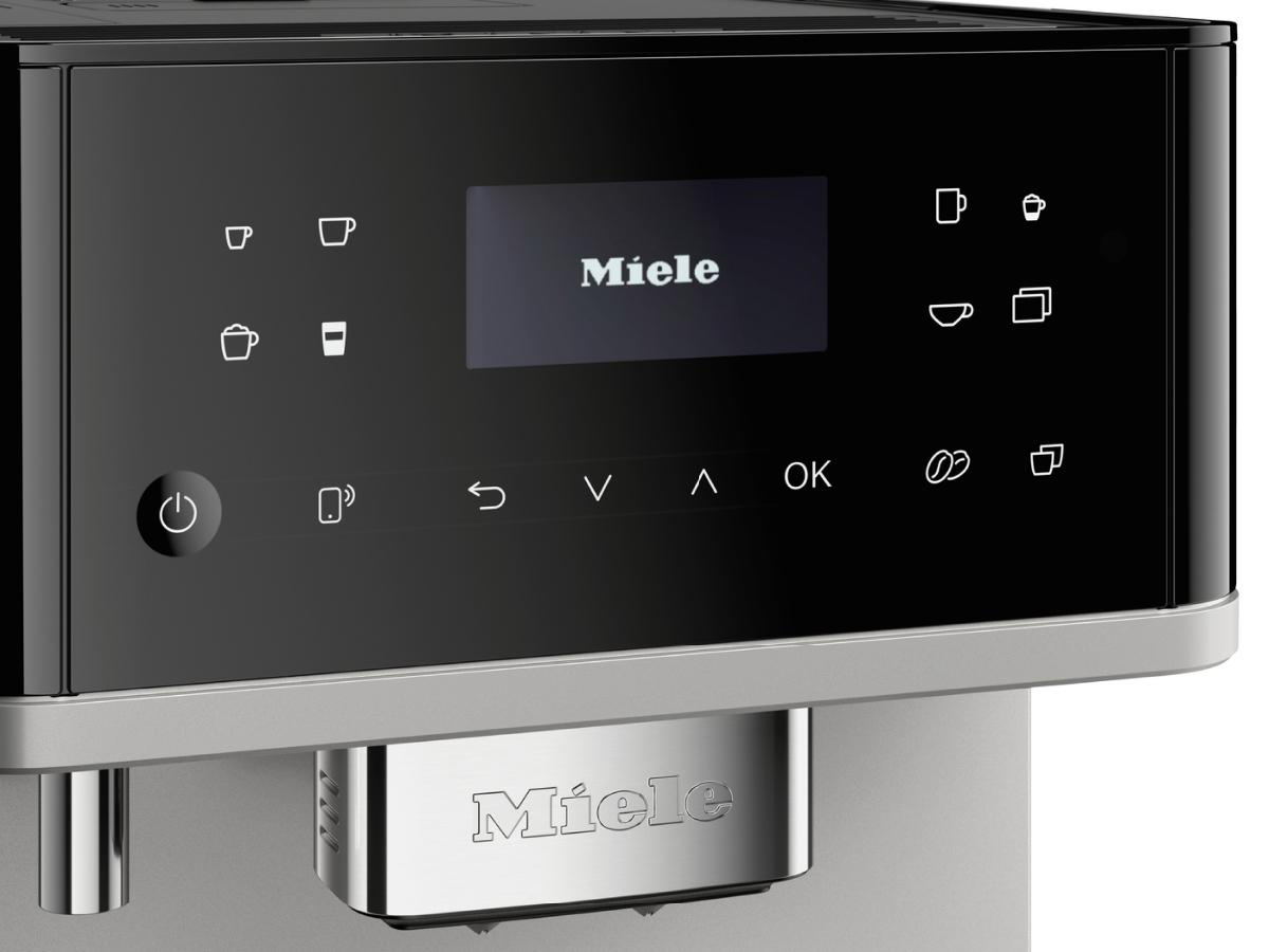 Kaffeemaschinen-Bedienfeld mit Display, Tasten und dem Miele-Logo.