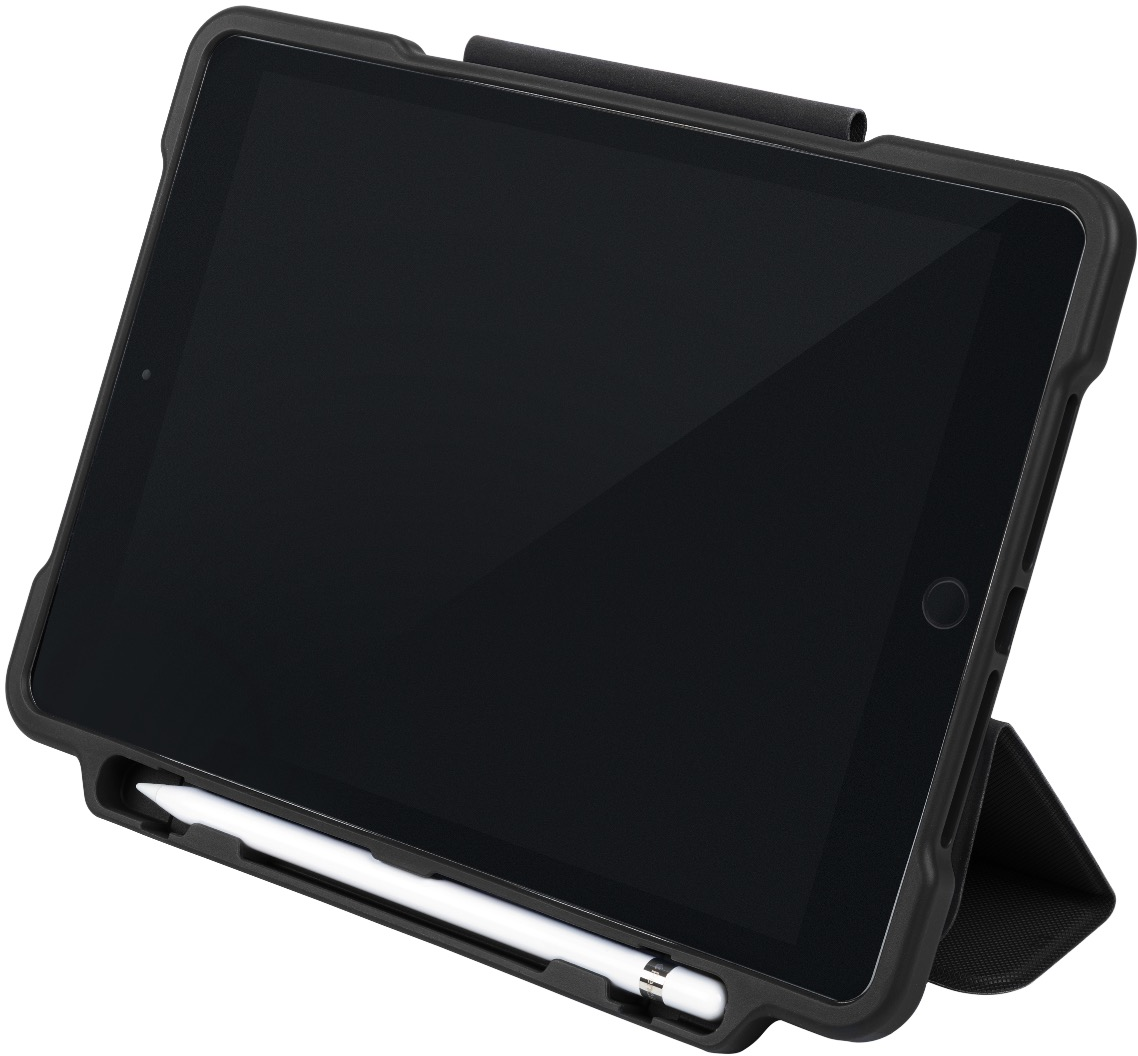 Tablette noire dans un étui de protection noir avec un stylet. Sur fond blanc.