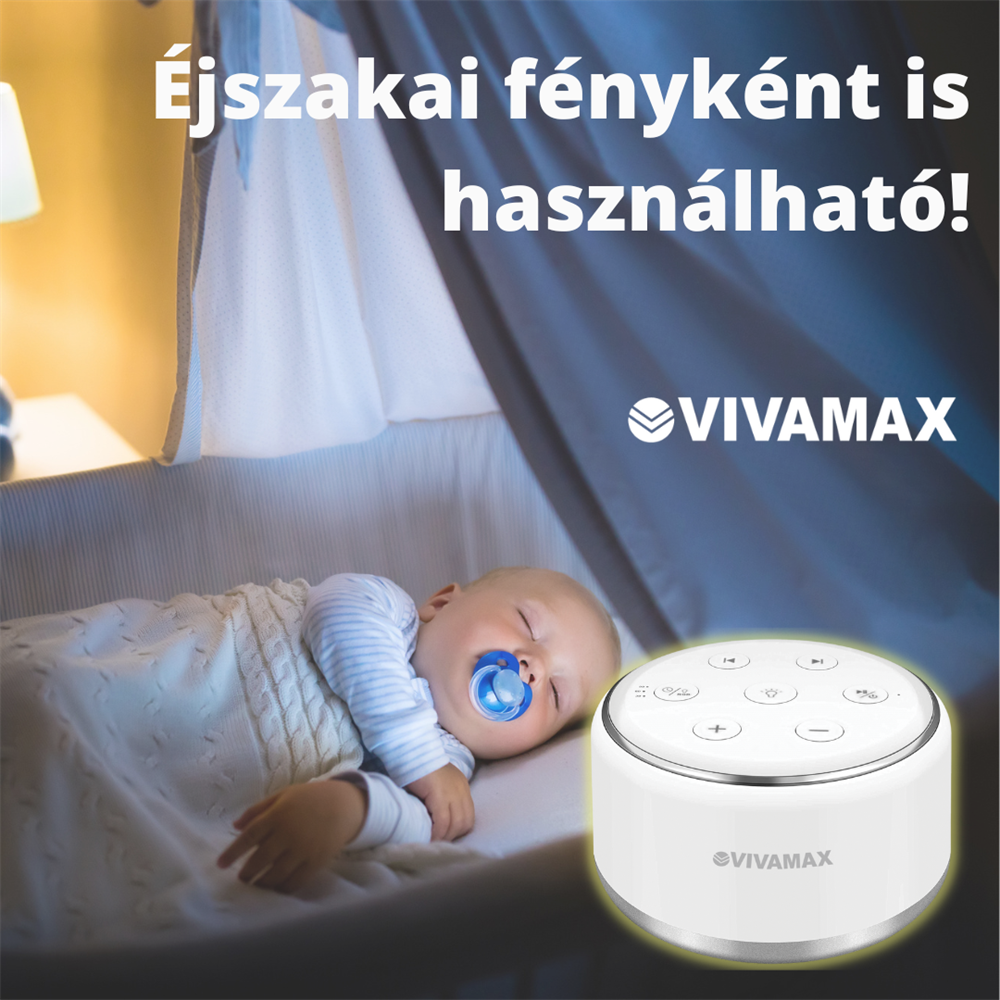 Egy baba alszik egy kiságyban egy hanggéppel, magyar felirattal.