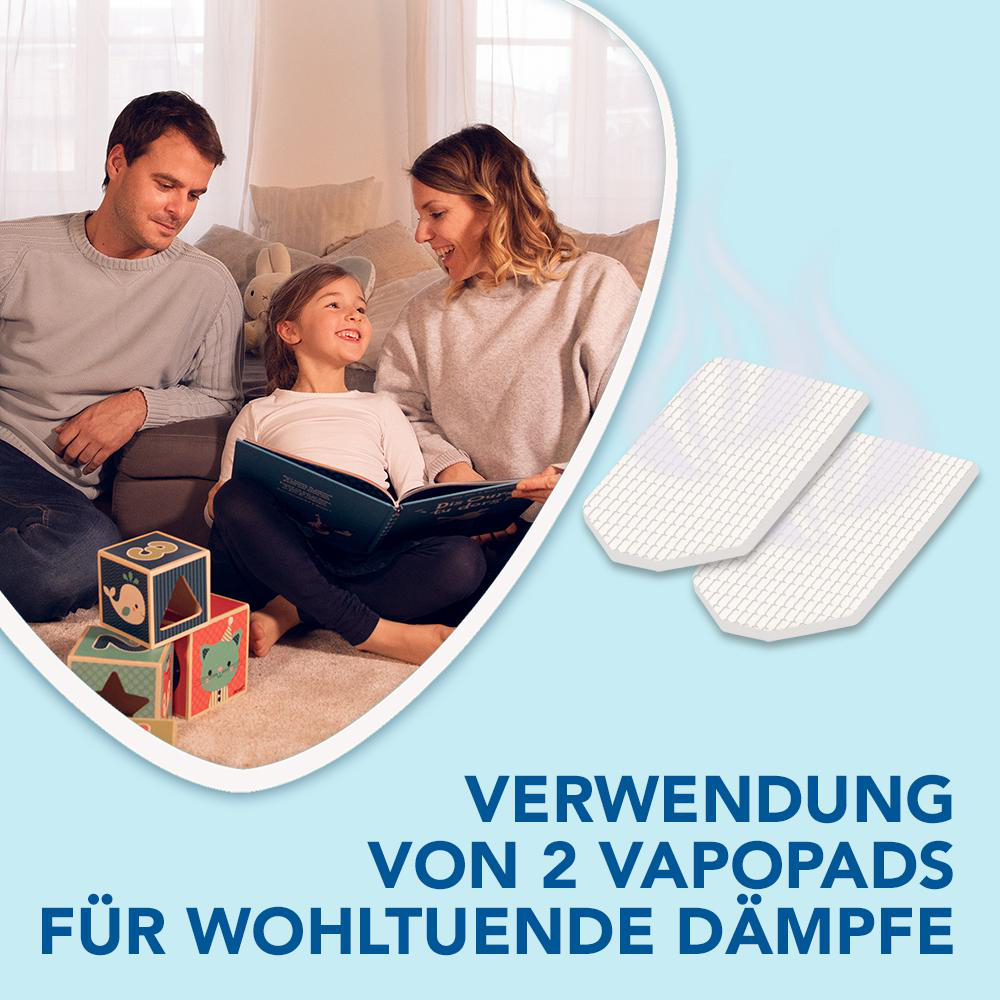 Familie in einem Raum, liest ein Buch und zwei weiße Dampfkissen. Text auf Deutsch.