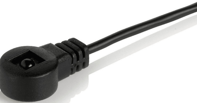 Een zwarte, schuine connector voor een apparaatkabel.