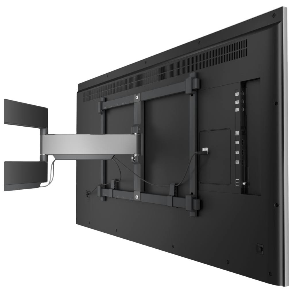 Televisor montado en la pared con un brazo plateado y cables visibles.