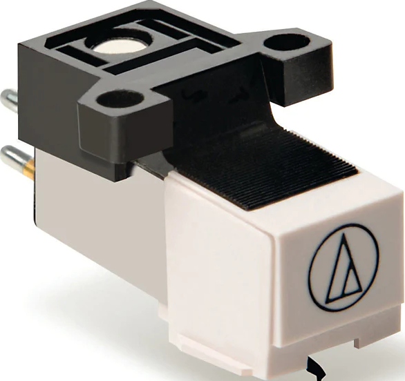 Nahaufnahme einer Audio-Technica-Phonokartusche. Sie hat eine weiße Vorderseite, eine schwarze Oberseite und zwei Stifte.