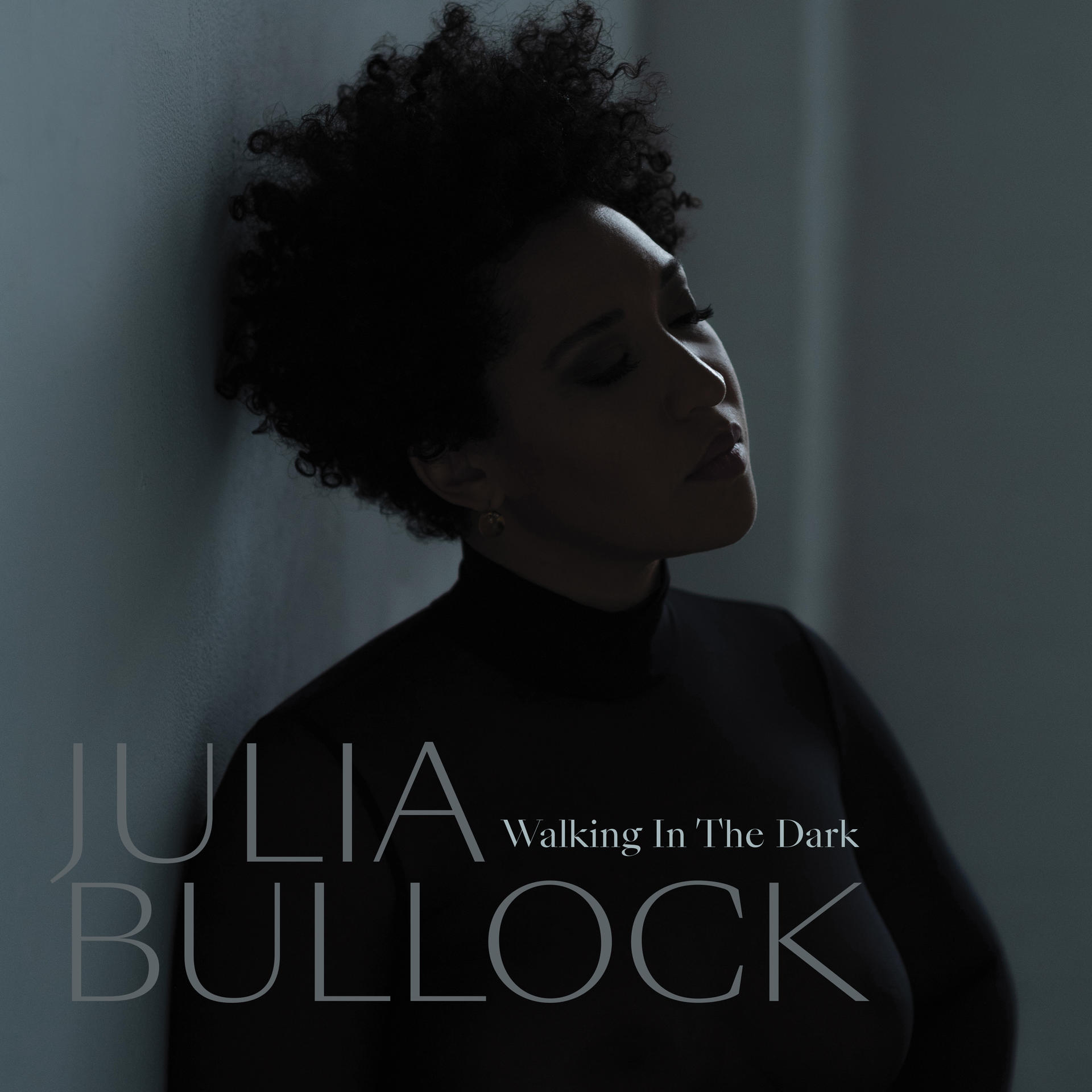Julia Bullock album borítója. Fekete-fehér kép, balra néző nő, fekete garbó.
