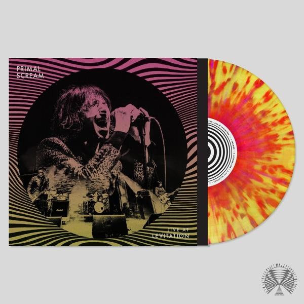 A Primal Scream album borítója. Egy énekes mikrofonnal. Sárga és piros bakelit lemez. Az album címe: 'Live at Levitation'.