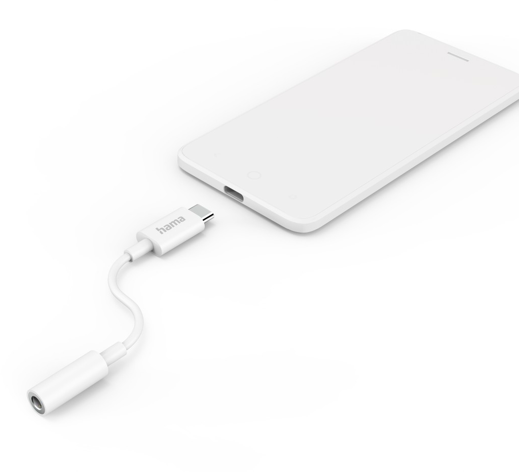 Téléphone blanc avec câble blanc connecté à un adaptateur blanc, sur fond blanc.