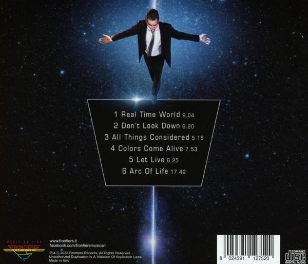 Mann im Anzug steht vor Sternenhimmel mit Songliste.