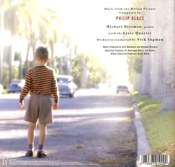 Ein Junge geht eine von Bäumen gesäumte Straße entlang mit Retro-Autos auf einem CD-Cover.