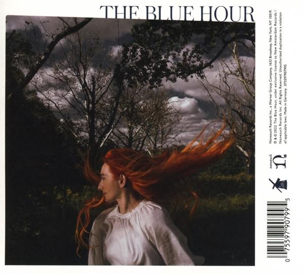 Album borító: vörös hajú nő fehér ruhában, sötét erdőben, cím: The Blue Hour.