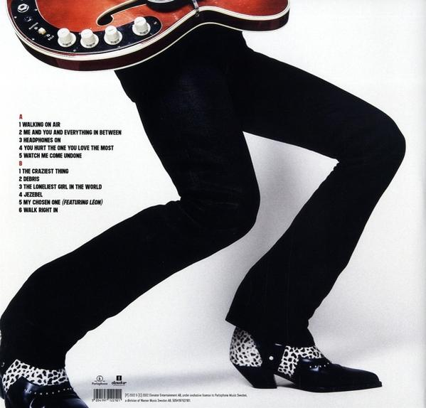 Albumcover mit den Beinen eines Mannes und einer Gitarre. Schwarze Hose und Stiefel sind sichtbar.