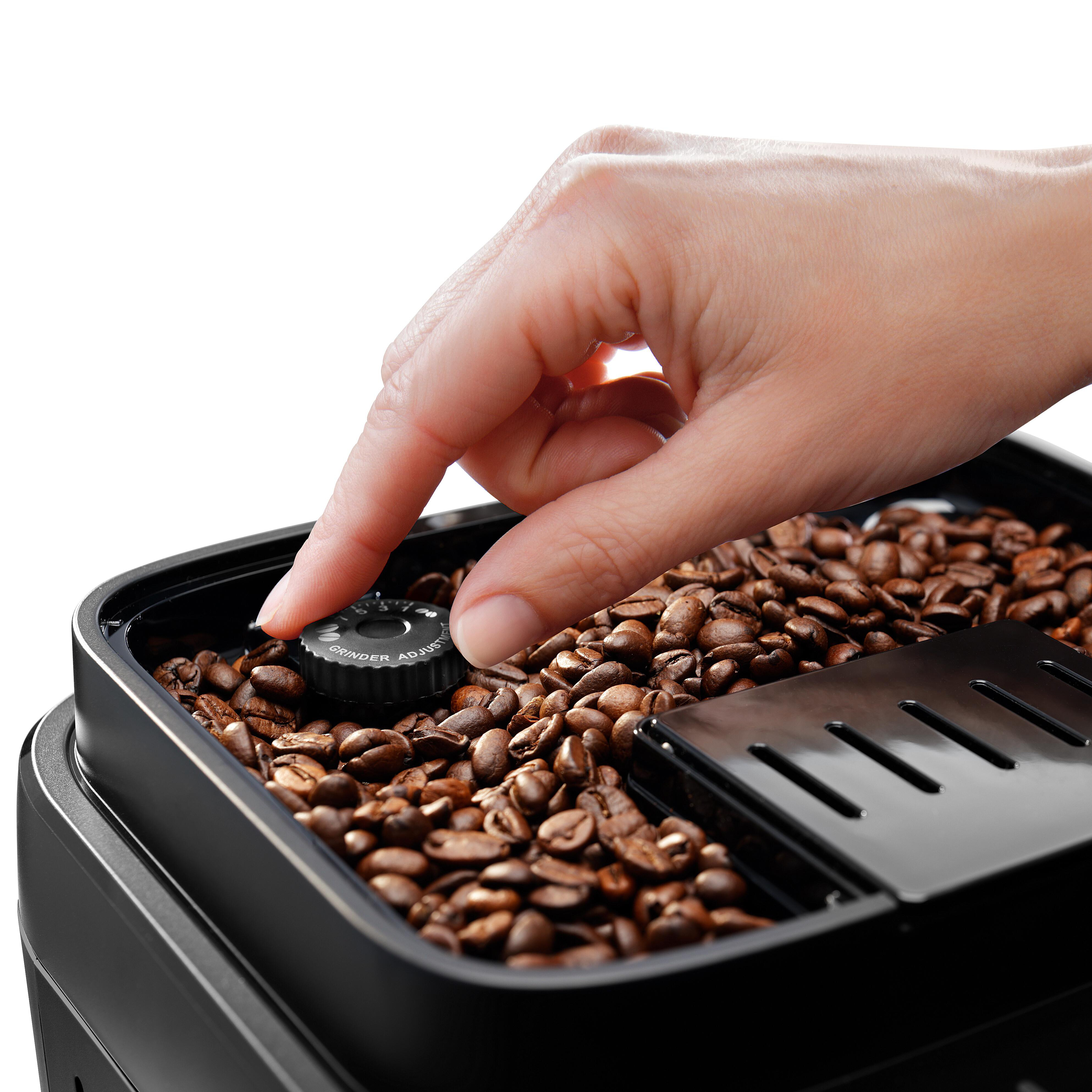 Eine Hand stellt die Mahlgradeinstellung an einer Kaffeemaschine mit Kaffeebohnen ein.