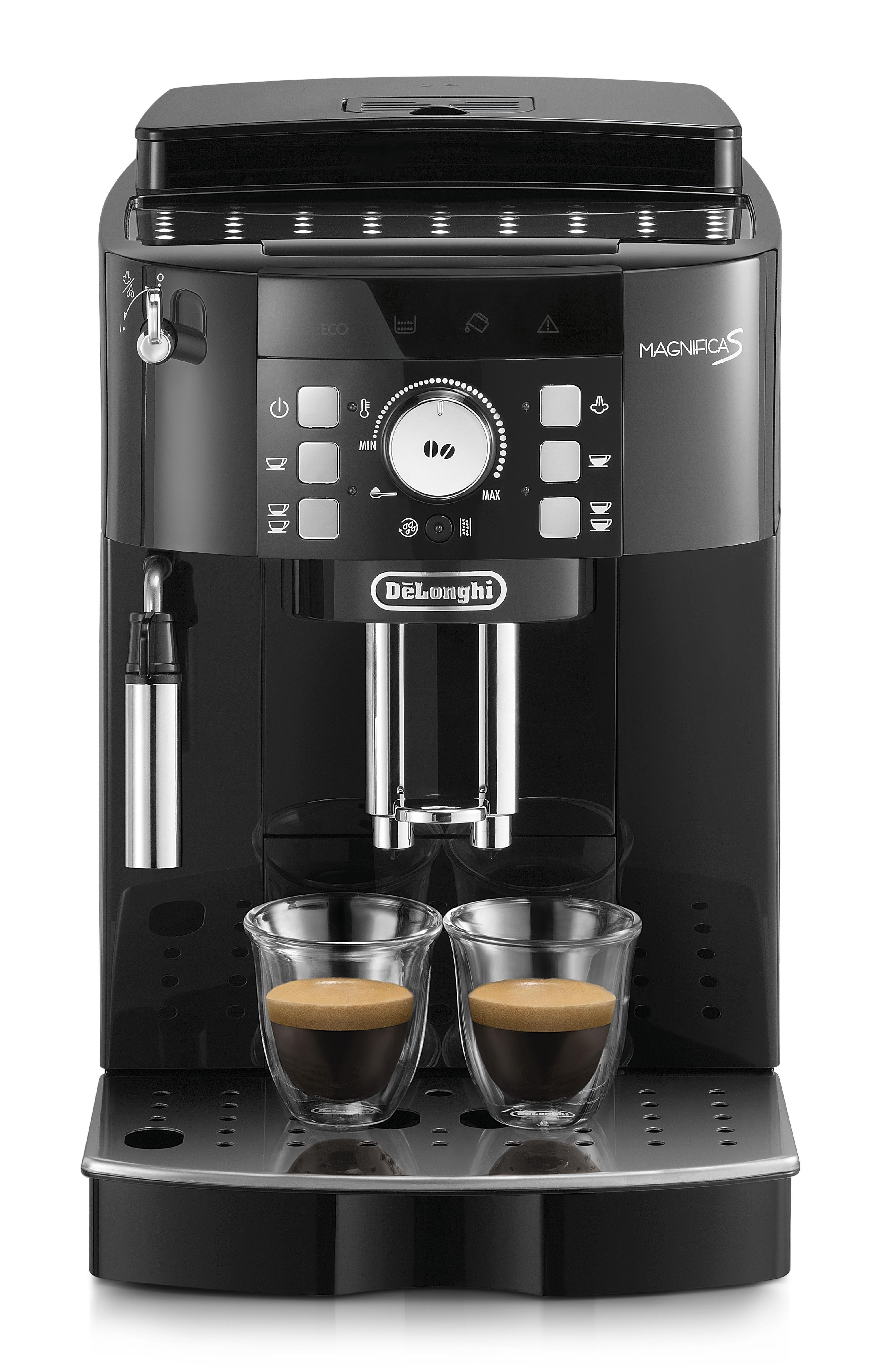 Schwarze DeLonghi Magnifica S Espressomaschine mit zwei Kaffeegläsern.