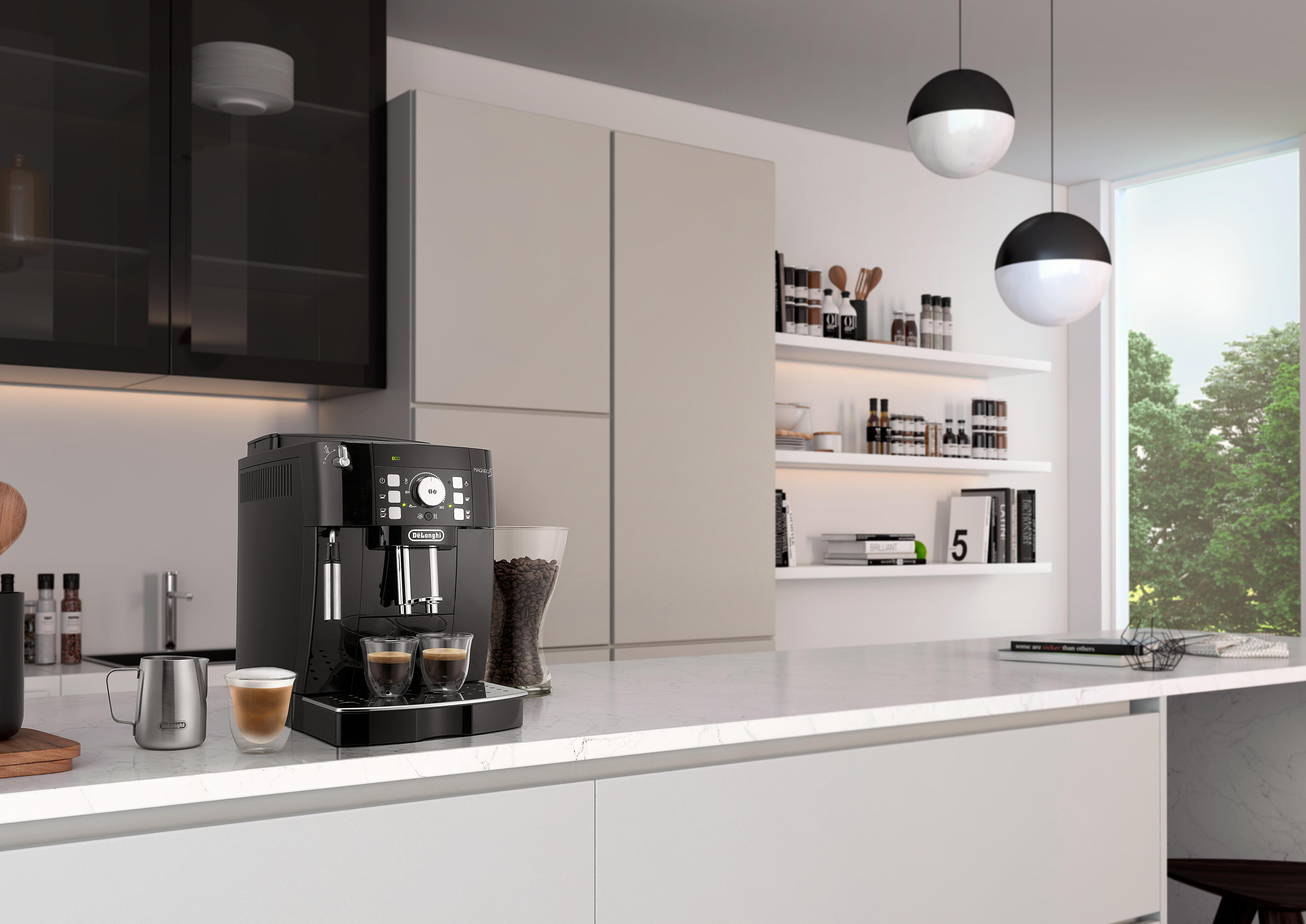 Eine schwarze Kaffeemaschine auf einer weißen Arbeitsplatte mit Tassen und Fenster.