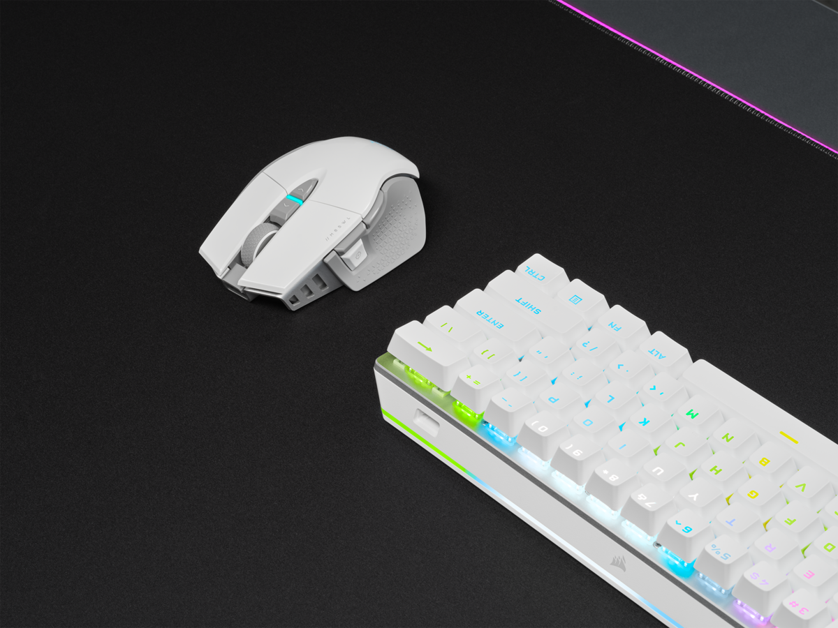 Eine weiße Gaming-Maus und -Tastatur auf einer schwarzen Oberfläche.