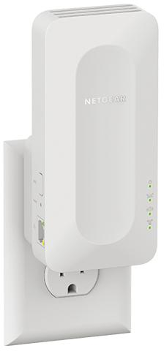 Ein weißer NETGEAR WLAN-Repeater, der in eine Steckdose gesteckt ist.