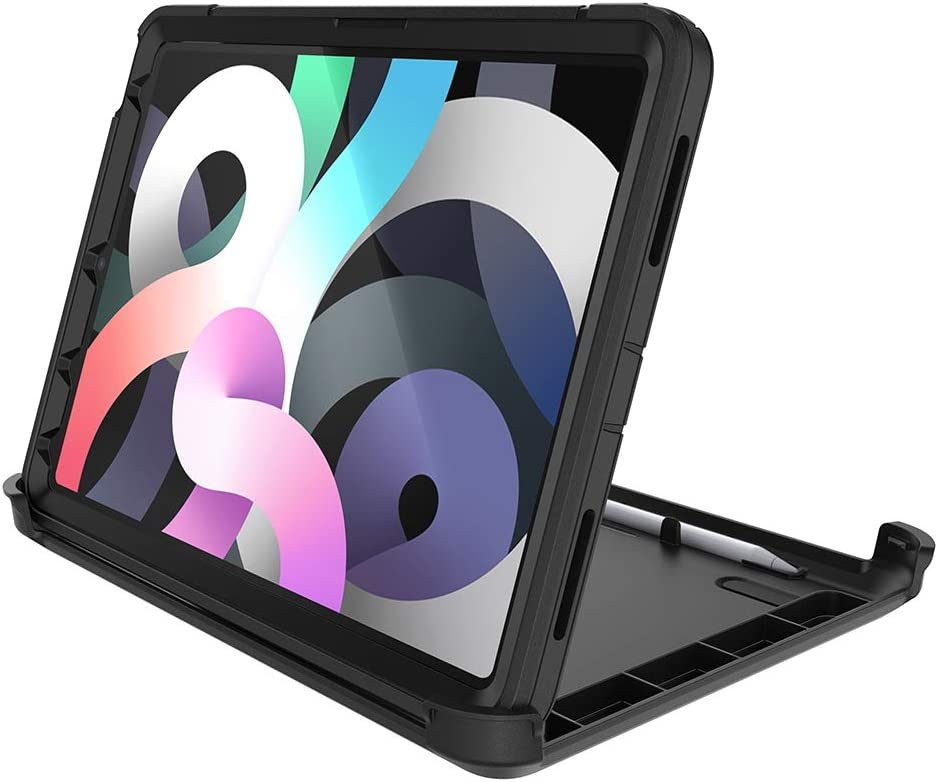 Un iPad en una funda protectora negra, abierto, con un lápiz óptico.