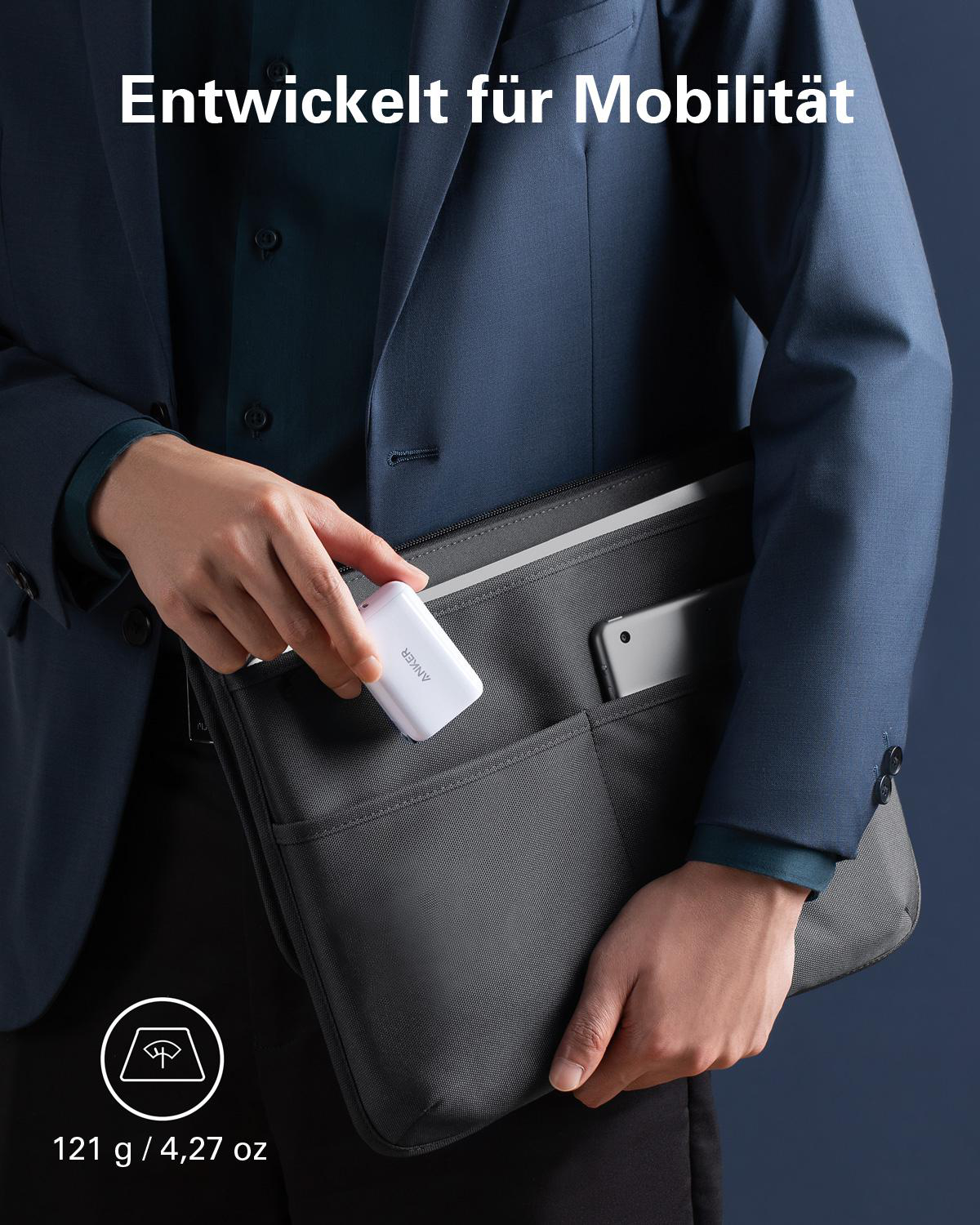 Person mit Tasche, die ein weißes Ladegerät hält. Text auf dem Bild. Dunkelblauer Hintergrund.