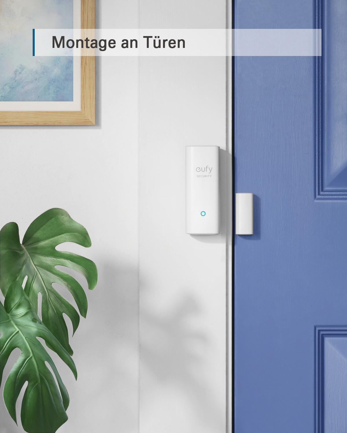 Smart Home Türsensor an einer blauen Tür und weißen Wand montiert.