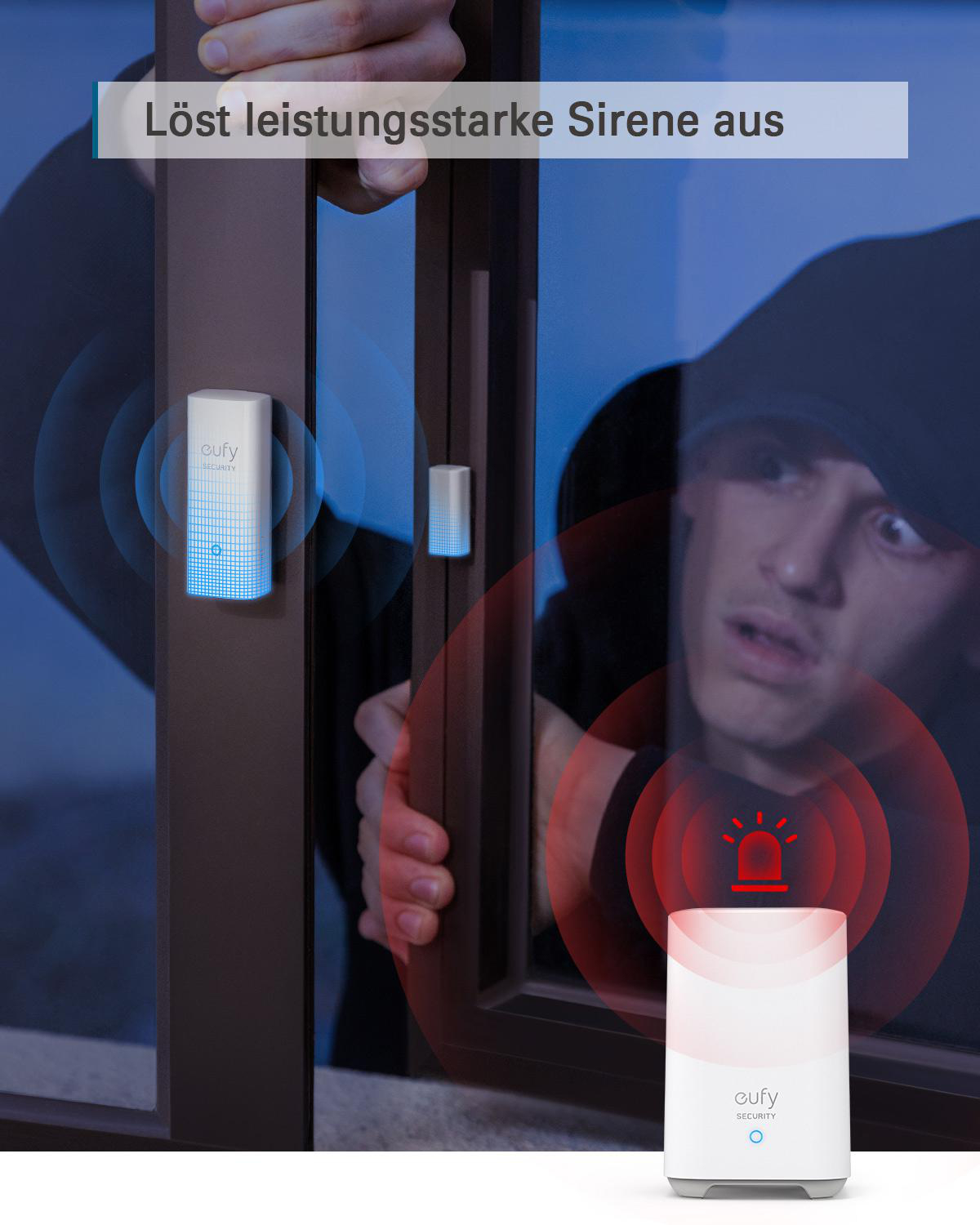 Ein Mann schaut auf eine Tür, an der sich zwei Sicherheitsvorrichtungen befinden.