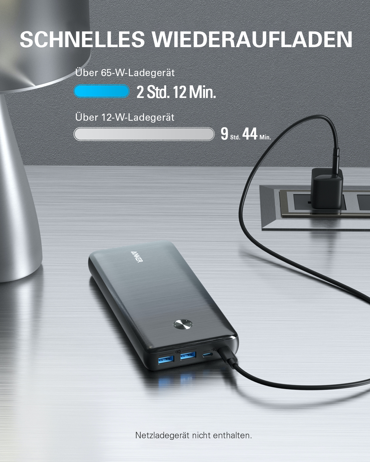 Eine schwarze Anker-Powerbank wird aufgeladen. Text zeigt Ladezeiten mit verschiedenen Ladegeräten. Ein Ladegerät ist angeschlossen.