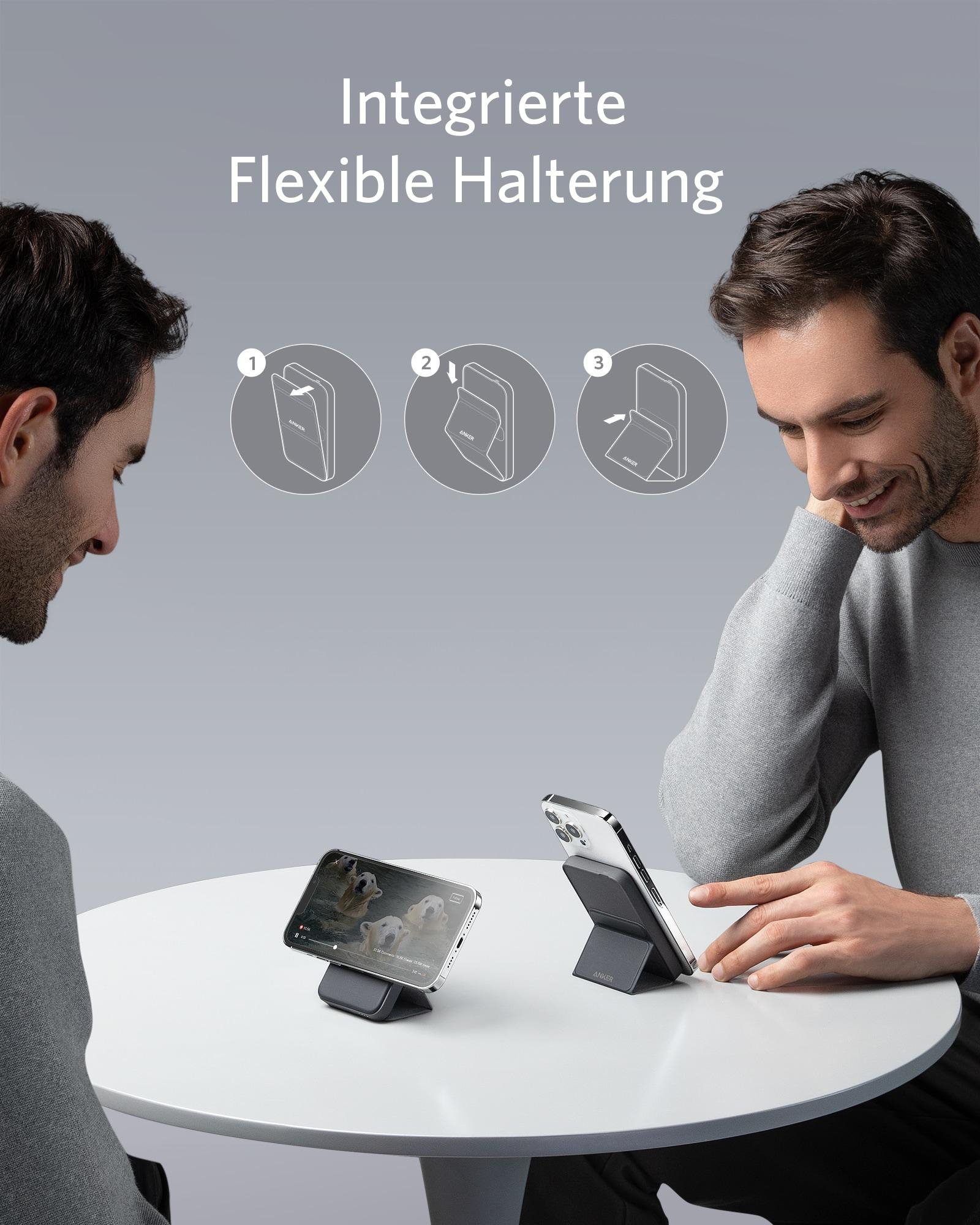 Zwei Männer betrachten ein Telefon in einem Ständer. Der Ständer hat drei Positionen.