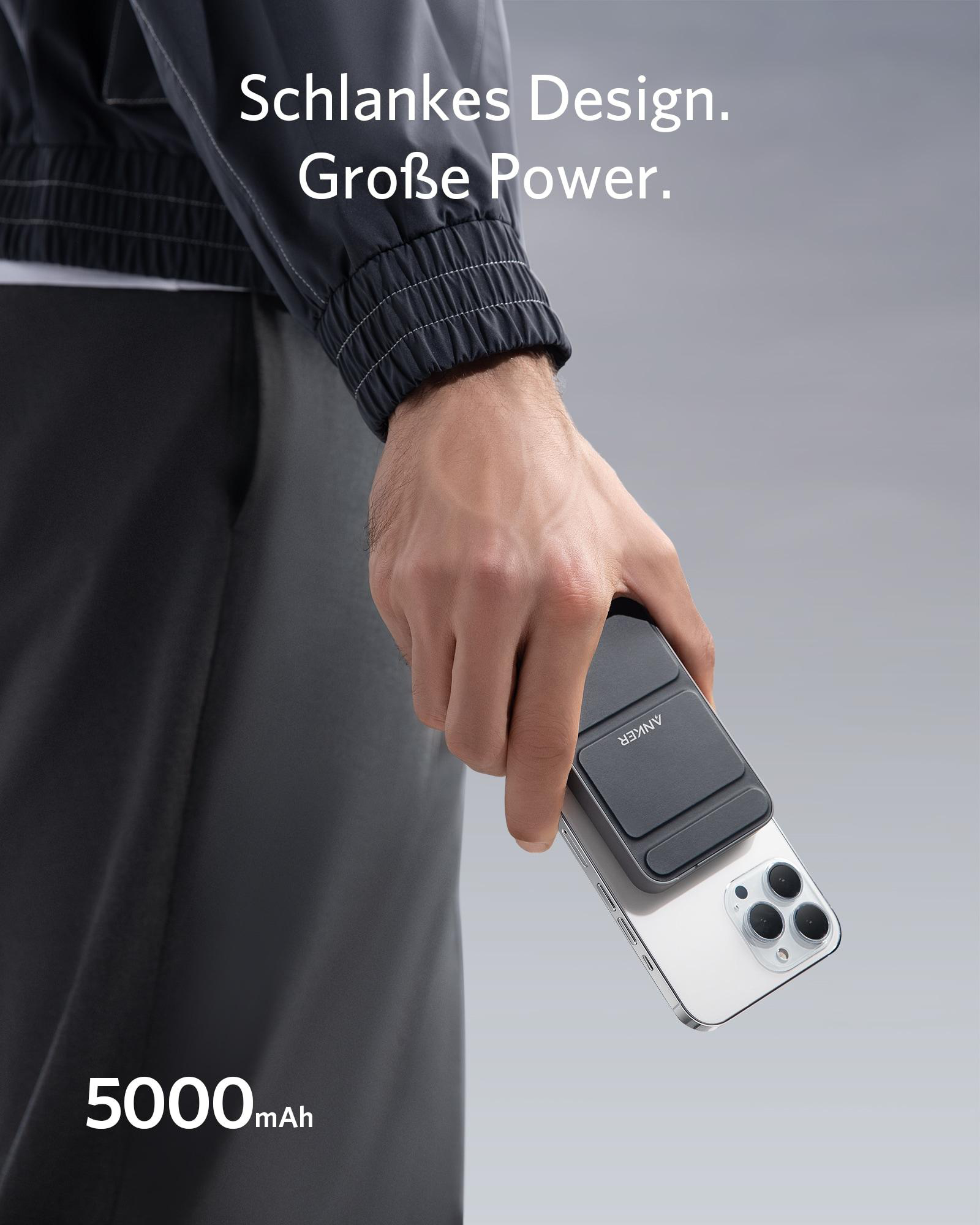 Eine Person hält eine schwarze Powerbank, die an einem Telefon befestigt ist, mit Text über Leistung.