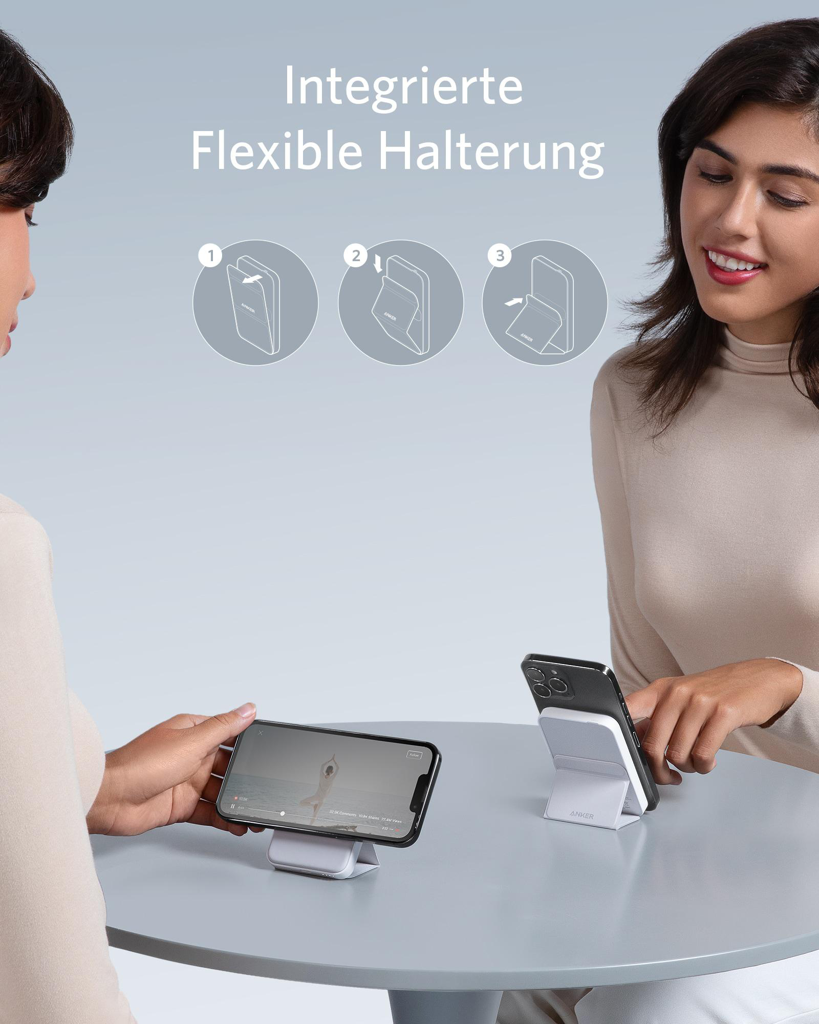 Zwei Personen benutzen Smartphones auf einem Tisch mit einem Ladeständer. Die Telefone zeigen Videos.