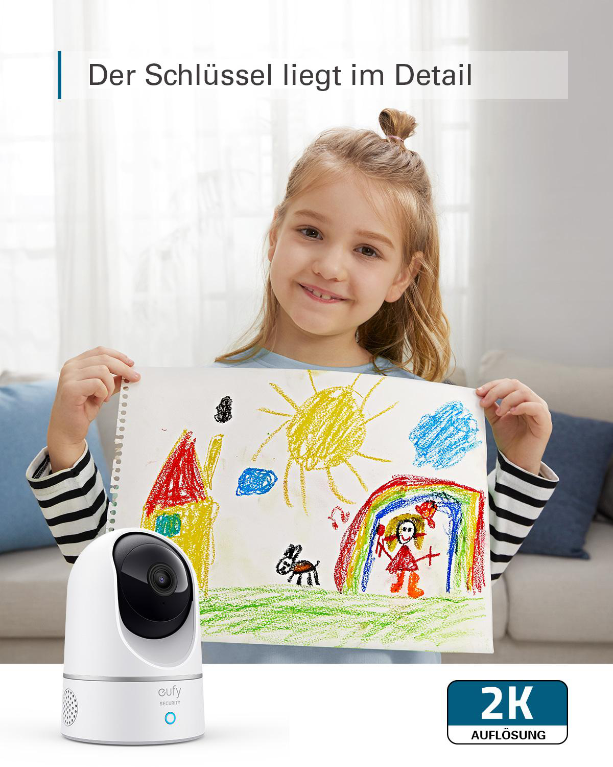 Junges Mädchen hält eine Zeichnung mit einer Kamera auf dem Tisch.
