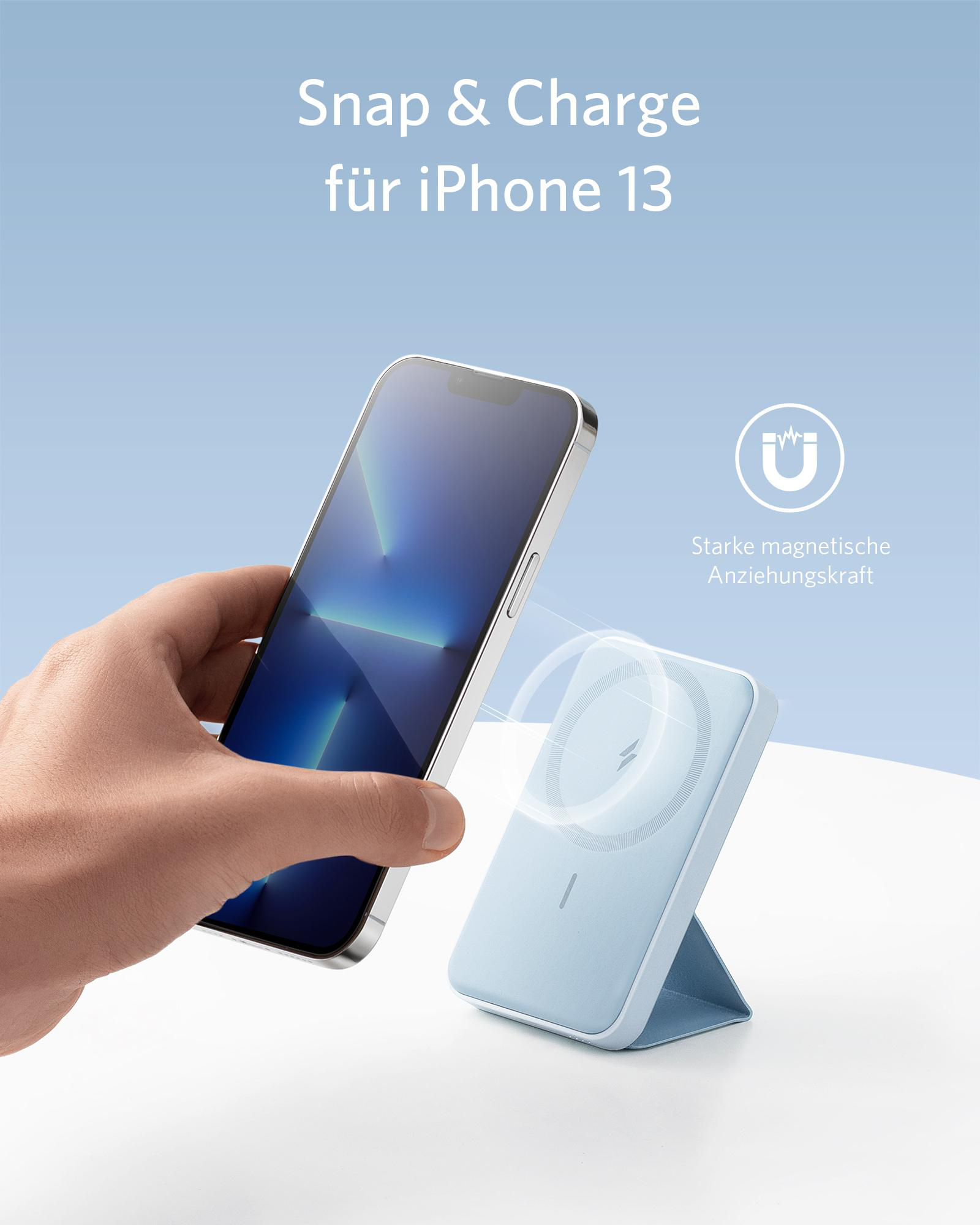 Hand hält iPhone 13 in der Nähe eines blauen Anker MagSafe-Ladegeräts. Text sichtbar.
