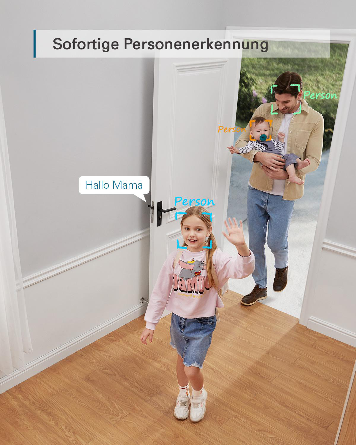 Mädchen winkt im Flur, Tür offen, Mann hält Baby, Text: Hallo Mama, Personenerkennung.